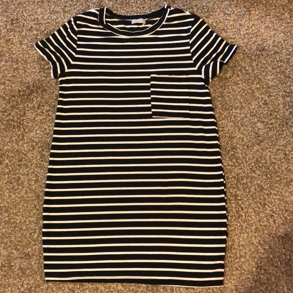 Black and white t shirt. One pocket.
